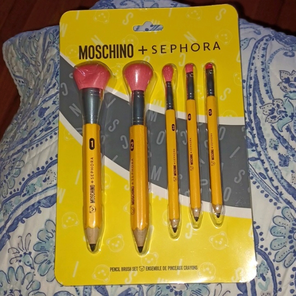 Moschino brush set
